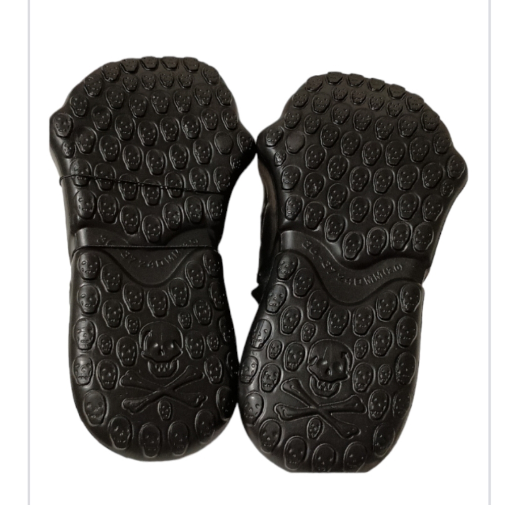 HelloSlippers NWT Black Skull Slides Unisex SZ36-37 (M/Youth4-5 W6-7.5) - Picture 3 of 6